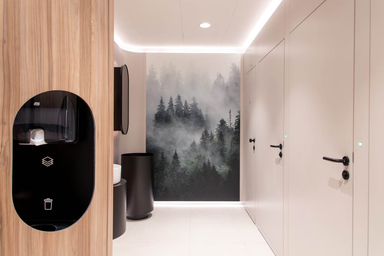 Customisable modular designs cater for different visitor profiles, and through the use of organic shapes and nature-inspired elements, these public toilets offer visitors an environment that is both calming and healing. The 'organic clinic' design theme combines the warmth and character of natural materials like stone, wood, and textured fibres with the cleanliness and durability required for public spaces. Roca’s Inspira collection, including the round basin and wall-hung WC, fits perfectly into this design, ensuring both functionality and aesthetic appeal. The men's toilets feature Chic urinals combined with Sentronic electronic urinal flushing systems for enhanced hygiene and convenience, while the disabled toilets prioritise accessibility and comfort, with Access grab bars in a soothing white finish, an electronic flush plate in a sophisticated black glass finish, and a tilting mirror designed to accommodate various heights and needs. These carefully selected Roca products ensure that every visitor can enjoy a moment of comfort and wellbeing in a well- designed and functional space.4