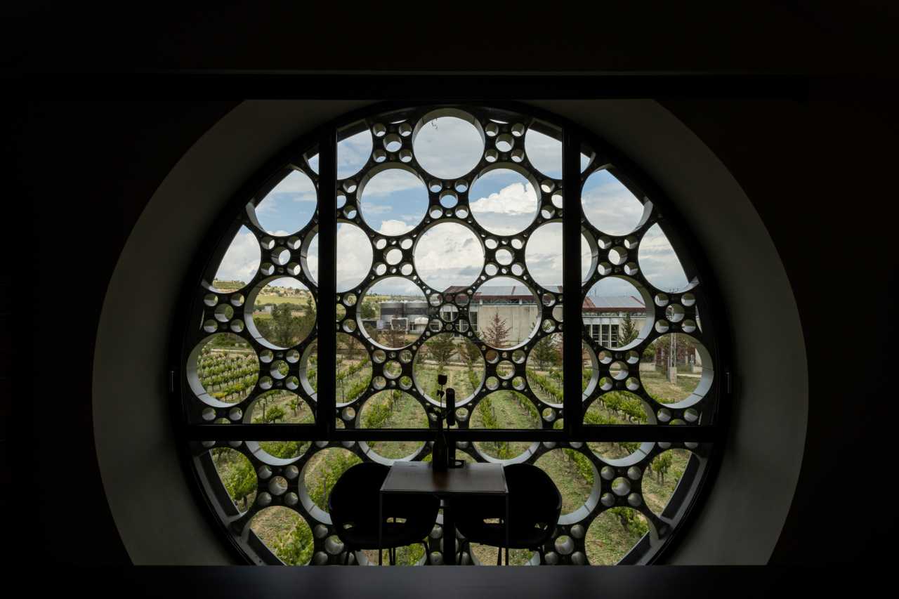 The design of this 13-room boutique hotel is inspired by the horizontal stacking of cava bottles and Antoni Gaudí’s trencadís technique. The sinuous lines, large circular windows and geometric patterns combined with the use of natural materials, create a balanced look in perfect harmony with the surroundings. The modern open-plan bathrooms feature graphite-coloured Bol basins, evocative Thesis basin mixers, and sculptural Happening toilets. The strong focus on sustainability, from the building’s thoughtful design approach to sustainable best practices, is also reflected in Roca’s products, which contribute to energy efficiency and durability.4