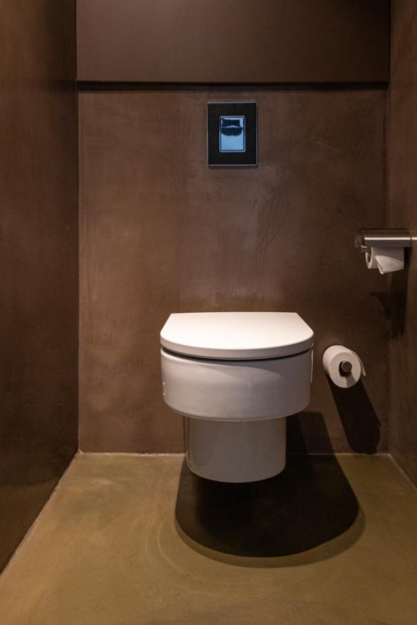 The design of this 13-room boutique hotel is inspired by the horizontal stacking of cava bottles and Antoni Gaudí’s trencadís technique. The sinuous lines, large circular windows and geometric patterns combined with the use of natural materials, create a balanced look in perfect harmony with the surroundings. The modern open-plan bathrooms feature graphite-coloured Bol basins, evocative Thesis basin mixers, and sculptural Happening toilets. The strong focus on sustainability, from the building’s thoughtful design approach to sustainable best practices, is also reflected in Roca’s products, which contribute to energy efficiency and durability.9