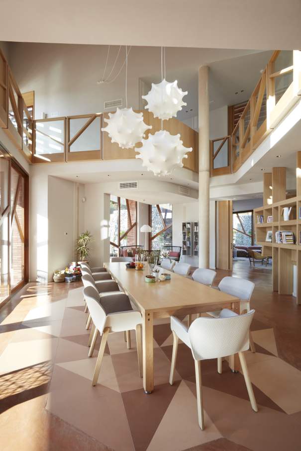 The foundation provides offers free care and support to cancer patients and their families. The design blends seamlessly into its surroundings, with communal areas and a quiet, fan-shaped ground floor with large windows overlooking the garden. This partnership demonstrates a commitment to societal betterment through wellbeing and innovation, which is reflected in the careful selection of Roca products, including Sofia washbasins paired with Lanta faucets and Luna Mirrors, and Meridian WCs complemented by PL6 Dual flush plates, as well as fittings from the Access and Victoria Pro collections chosen for their ergonomic qualities. All products are in harmony with the overall aesthetic of the centre, combining soothing neutrals with vibrant accents to promote relaxation and optimism.2