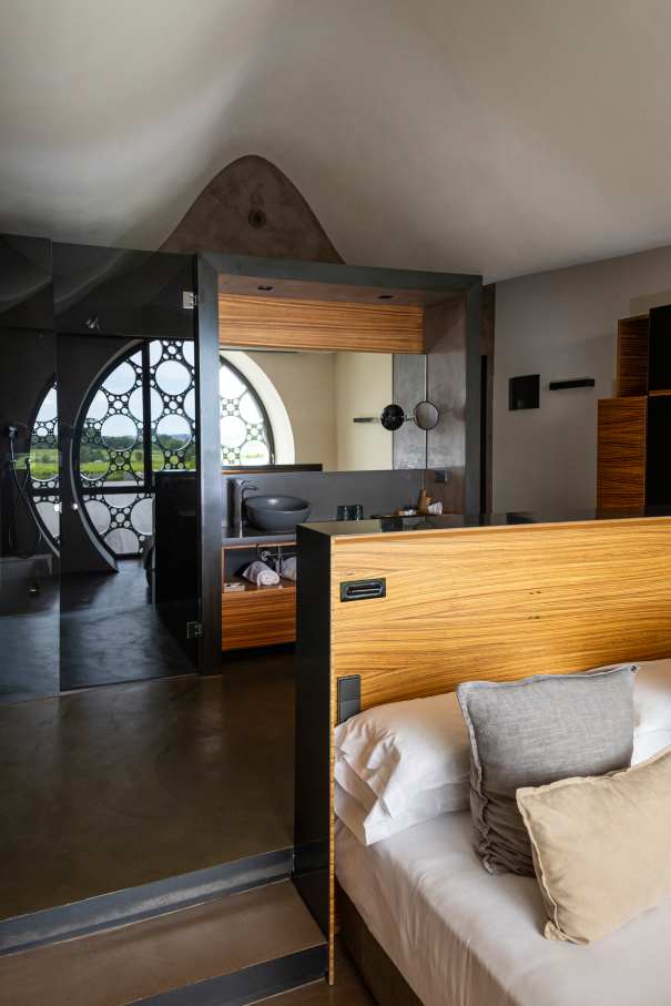 The design of this 13-room boutique hotel is inspired by the horizontal stacking of cava bottles and Antoni Gaudí’s trencadís technique. The sinuous lines, large circular windows and geometric patterns combined with the use of natural materials, create a balanced look in perfect harmony with the surroundings. The modern open-plan bathrooms feature graphite-coloured Bol basins, evocative Thesis basin mixers, and sculptural Happening toilets. The strong focus on sustainability, from the building’s thoughtful design approach to sustainable best practices, is also reflected in Roca’s products, which contribute to energy efficiency and durability.2